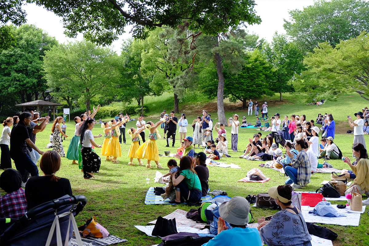 フラダンスする市民