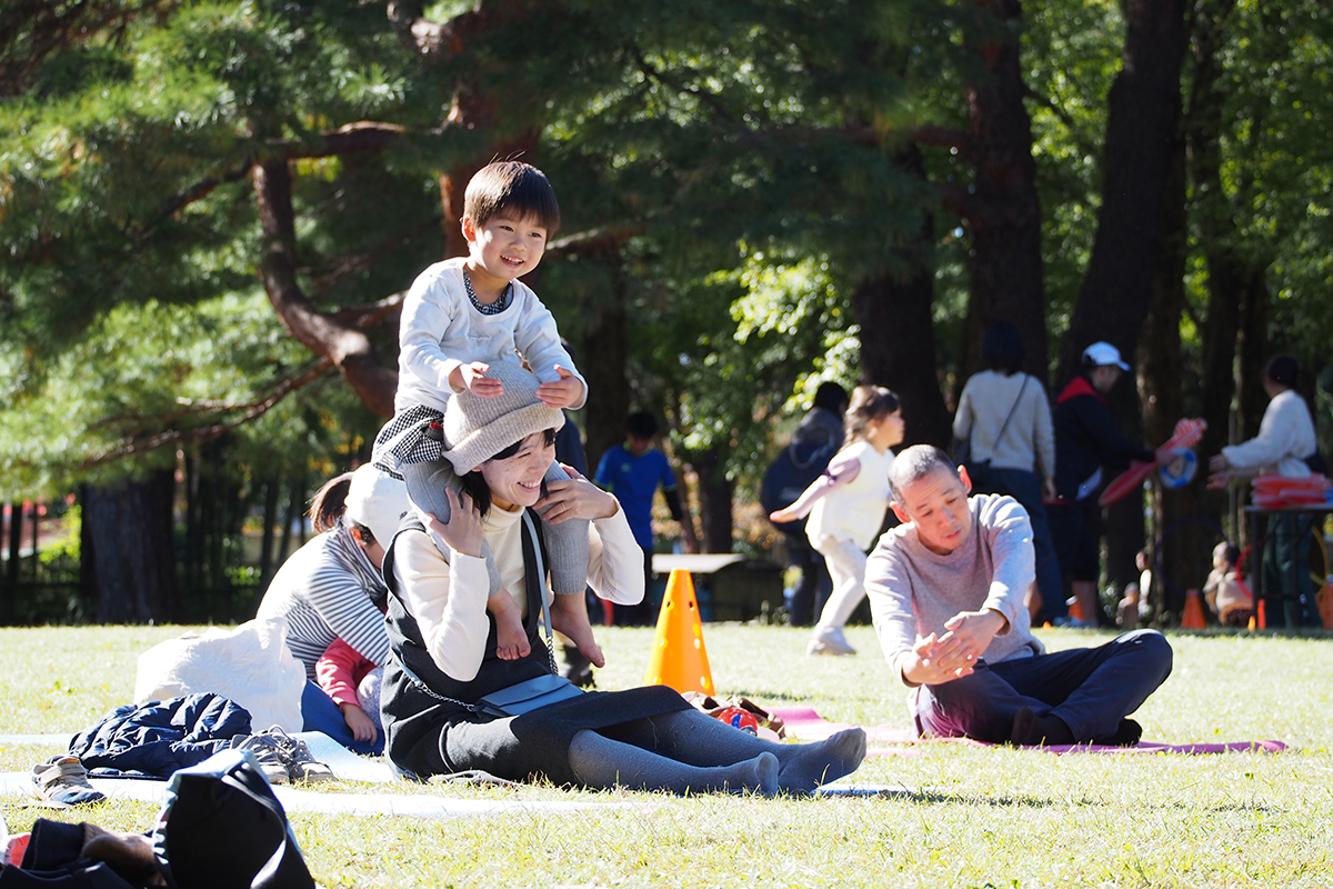 公園で楽しむ人々